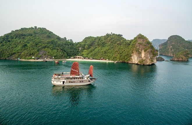 Beth Sherer, Giám đốc sản phẩm khu vực châu Á của Abercrombie & Kent, nhận định: “Những hòn đảo đẹp tới khó tin, với rất nhiều hang động đá vôi và các làng chài nổi cho bạn khám phá, cũng như tìm hiểu cuộc sống của ngư dân”. Cách lý tưởng nhất để khám phá nơi này là ngủ đêm trên du thuyền, tham quan các hòn đảo, ngắm bình minh và hoàng hôn. Ảnh: APT Travel.