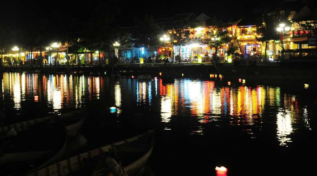 Các con phố cổ của Hội An rất hấp dẫn khách bộ hành. Bạn có thể tản bộ ngắm nhìn những ngôi nhà xưa, thưởng thức ẩm thực vỉa hè. Đặc biệt, nếu đến đây vào ngày rằm, du khách sẽ được tham dự lễ hội hoa đăng độc đáo. Ảnh: Minh Hoàng/Zing.