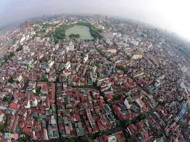 Phố cổ (Hà Nội): Du khách sẽ được trải nghiệm cuộc sống đô thị nhộn nhịp khi tới khu phố cổ Hà Nội vào buổi chiều và tối. Kiến trúc nơi đây là sự kết hợp hoàn hảo giữa cổ điển và hiện đại, mang những nét tinh tế của Pháp. Ảnh: Tuấn Mark - Mạnh Thắng/Zing.