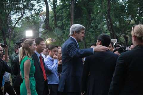 Ngoại trưởng Mỹ John Kerry rất thân thiện với người dân Việt Nam. (ảnh: Thanh niên)