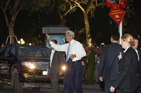 Ông tươi cười vẫy tay chào người dân có mặt tại Hồ Gươm. (Ảnh: Tuổi trẻ)