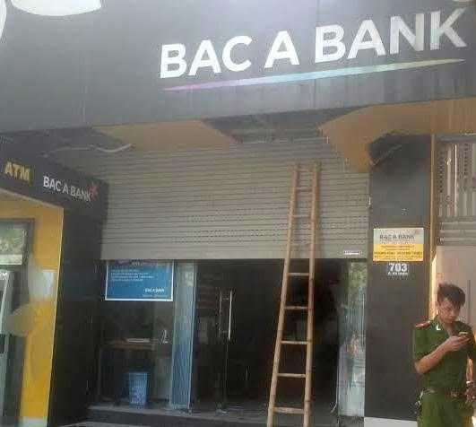 Bảo vệ ngân hàng Bắc Á bị cửa cuốn kẹp chết