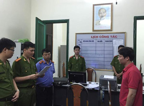 Cơ quan Điều tra đọc lệnh bắt tạm giam ông Trần Hiếu - Cán bộ Phòng TNMT (bên phải)