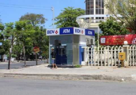 Hai người đàn ông quốc tịch Trung Quốc bị bắt quả tang khi đang rút trộm tiền từ cây ATM của ngân hàng Đầu tư và Phát triển (BIDV). (Ảnh minh họa).
