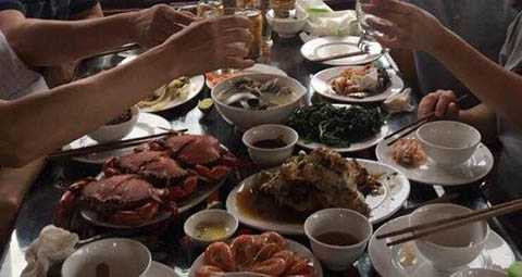 Mâm cơm trên tàu Hồng Long, 4 người ăn trị giá trên 6 triệu đồng- Ảnh Báo Doanhnghiepvn