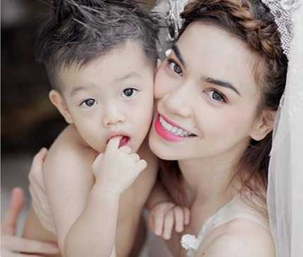 Hà Hồ thường mượn con trai để làm bình phong giữa bão scandal