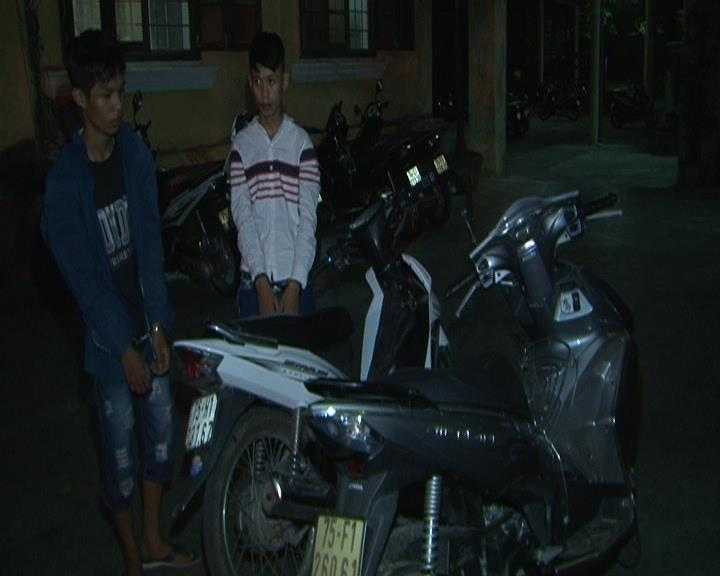 Hai siêu trộm tuổi teen bên tang vật của vụ án.