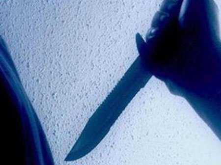 Sau bữa cơm, Vũ lẳng lặng tìm dao rồi tấn công 4 bố con người chú ruột khiến 1 người chết, 3 đứa trẻ bị thương. 