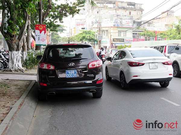 ... vừa cản trở luồng xe lưu thông trên đường, vừa khiến lòng đường bị thu hẹp! (Ảnh: HC)