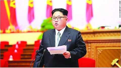 Chủ tịch Triều Tiên Kim Jong-un trong bộ vét Tây phát biểu tại Đại hội Đảng lần thứ 7