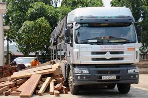 Chiếc xe và số gỗ bị bắt giữ tại Chi cục Kiểm lâm Đắk Nông. Chiếc xe và số gỗ bị bắt giữ tại Chi cục Kiểm lâm Đắk Nông.