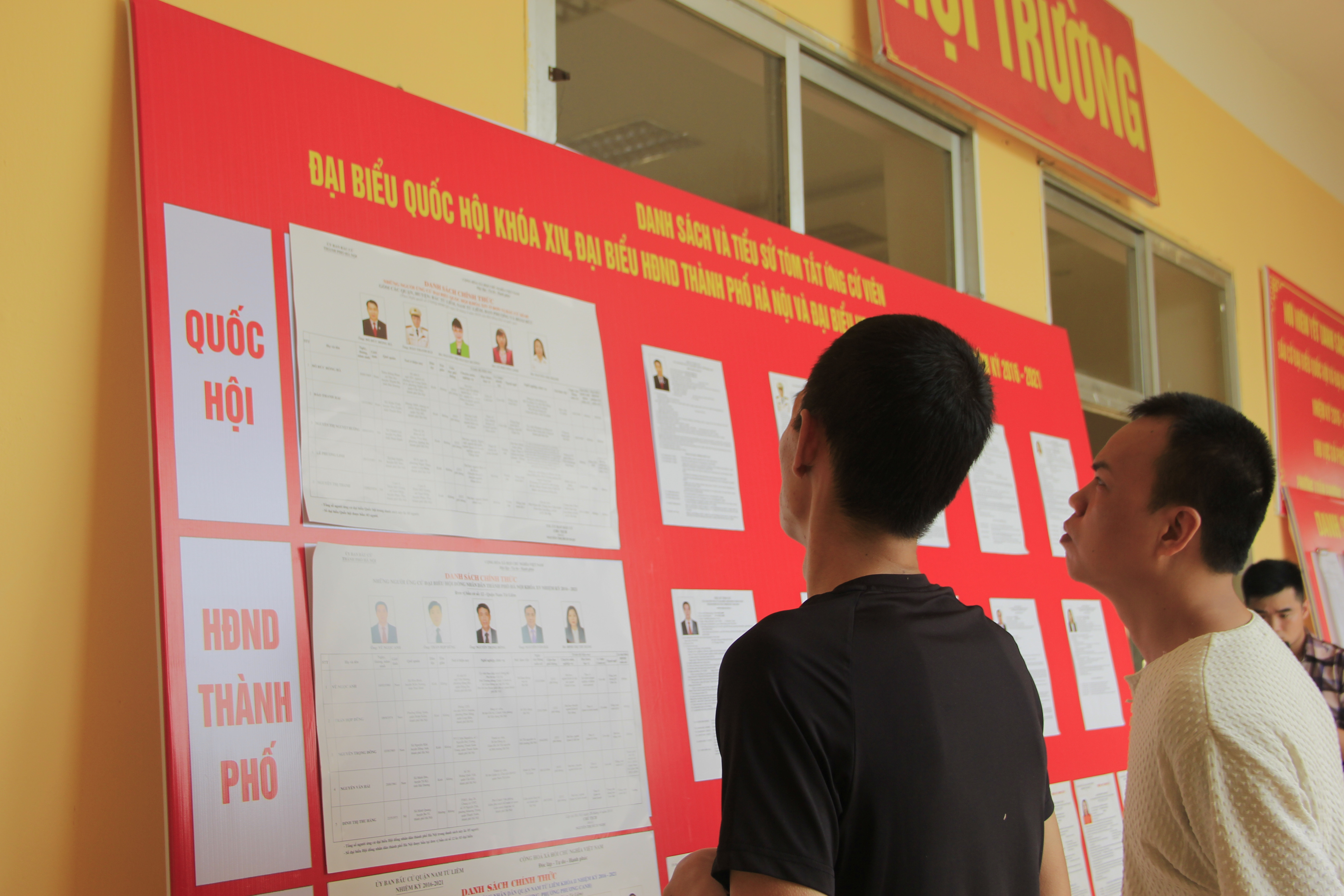 Các học viên Trung tâm Chữa bệnh Giáo dục lao động xã hội Số V, đang đọc bảng tóm tắt tiểu sử đại biểu.