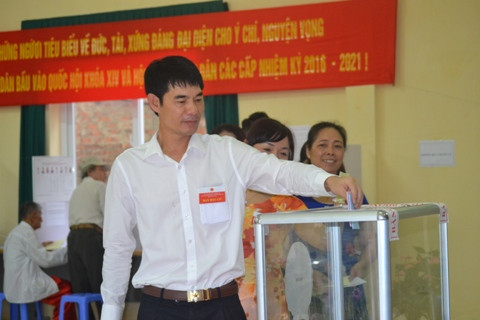 Ông Nguyễn Hữu Vỵ (Chủ tịch UBND xã Tân Triều) đi bỏ phiếu bầu cử sáng 22/5. Ảnh: Đ.K