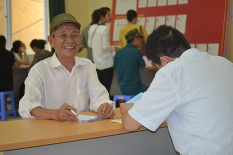 Cử tri Nguyễn Gia Doanh (điểm bầu cử số 3, xã Tân Triều) hồ hởi đi bầu cử sáng 2/5. Ảnh: Đ.K