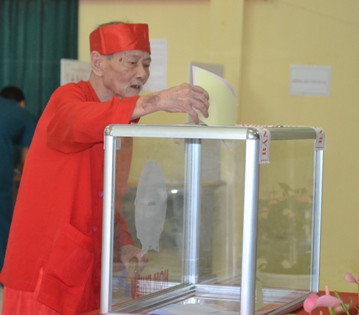 Bầu cử Quốc hội khóa XIV: Nhộn nhịp nơi ‘làng trong phố’ có rất nhiều cử tri trên 90 tuổi
