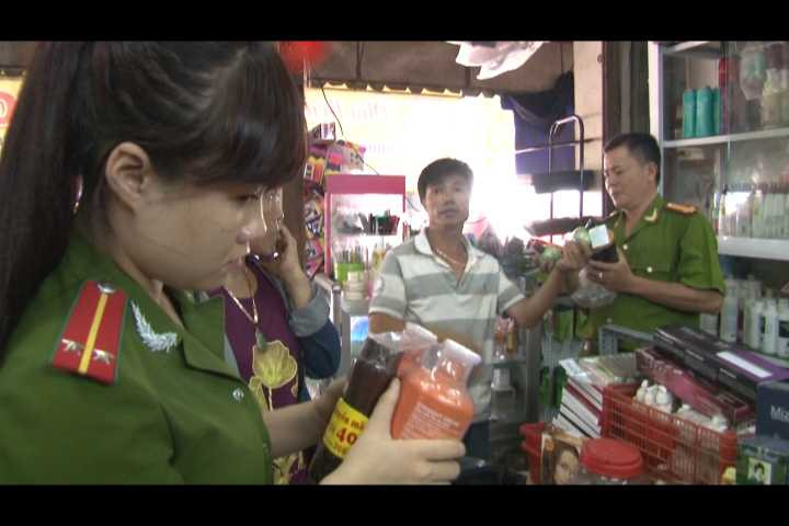 Cơ quan công an đang tiến hành kiểm tra tại một cơ sở kinh doanh mỹ phẩm trên địa bàn thành phố Huế.