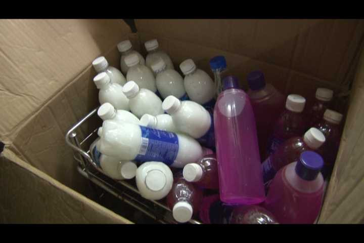 Nhiều loại mỹ phẩm không hạn sử dụng, không nguồn gốc được sang chiết sang chai nhựa.