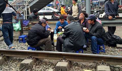 Quán nước, khách uống bất chấp nguy hiểm Quán nước, khách uống bất chấp nguy hiểm