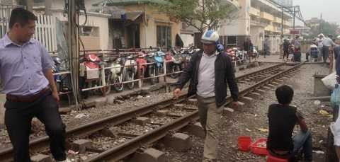 Khách hàng thản nhiên đi vào đường ray Khách hàng thản nhiên đi vào đường ray