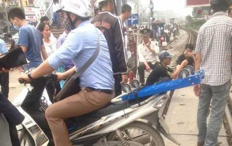 Ngang nhiên ngồi tập trung, ngồi trên đường ray như công viên Ngang nhiên ngồi tập trung, ngồi trên đường ray như công viên