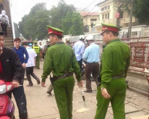 Lực lượng công an thường xuyên có mặt tại đây nhưng không thấy có động tịnh gì về quán nước vi phạm Lực lượng công an thường xuyên có mặt tại đây nhưng không thấy có động tịnh gì về quán nước vi phạm