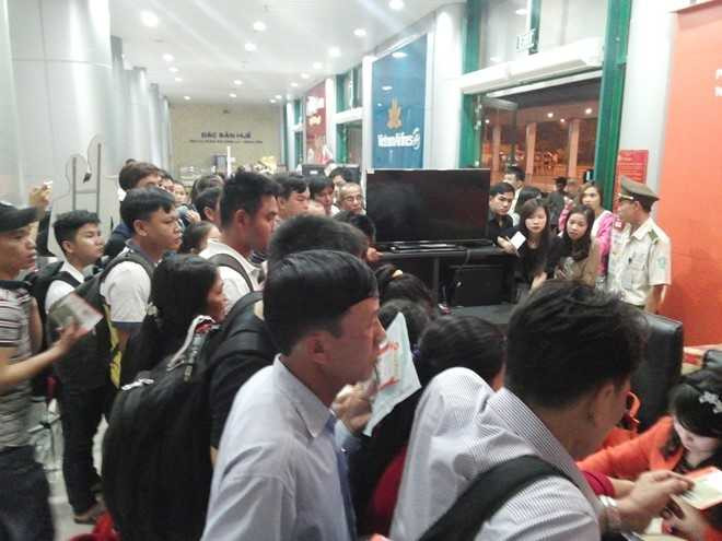Khách hàng bức xúc vây quanh khu vực bán vé của Jetstar. Ảnh: Thái Nguyễn