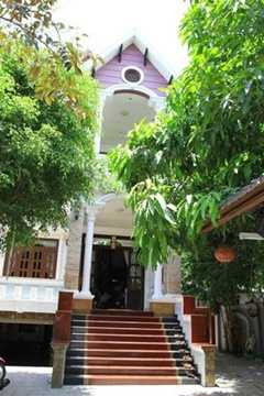 Ngôi nhà của Minh Béo ở cùng mẹ và anh trai nằm trên đường Trần Nhân Tông (Q.10, TP HCM). Ngôi nhà của nghệ sĩ hài này sang trọng và thu hút mọi người bởi nội thất bằng gỗ. Các thiết kế trang trí trong nhà đều tận dụng tối đa chất liệu này. Ngôi nhà của Minh Béo ở cùng mẹ và anh trai nằm trên đường Trần Nhân Tông (Q.10, TP HCM). Ngôi nhà của nghệ sĩ hài này sang trọng và thu hút mọi người bởi nội thất bằng gỗ. Các thiết kế trang trí trong nhà đều tận dụng tối đa chất liệu này.