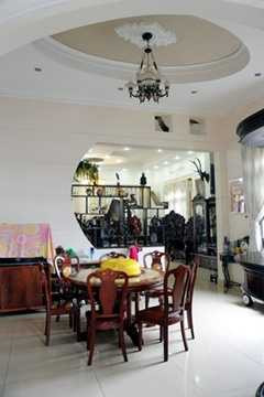 Bước qua cửa nhà là khu quầy rượu, tiếp đến là gian bếp mở thông với bàn ăn xoay. Bước qua cửa nhà là khu quầy rượu, tiếp đến là gian bếp mở thông với bàn ăn xoay.