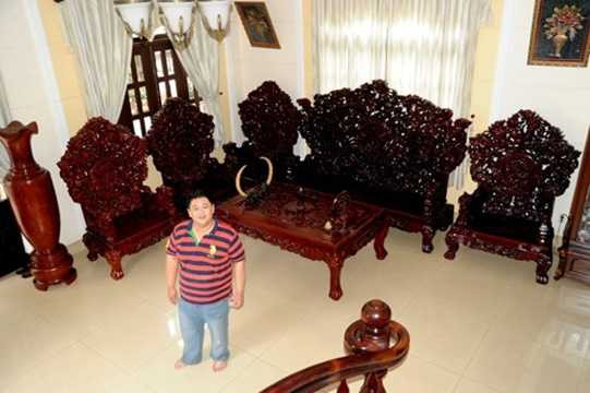 Bên trong ngôi nhà Minh Béo trưng bày nhiều vật trang trí từ đồng hồ cổ, đầu bò tót và nhất là bộ bàn ghế gỗ có kiểu dáng lạ Bên trong ngôi nhà Minh Béo trưng bày nhiều vật trang trí từ đồng hồ cổ, đầu bò tót và nhất là bộ bàn ghế gỗ có kiểu dáng lạ