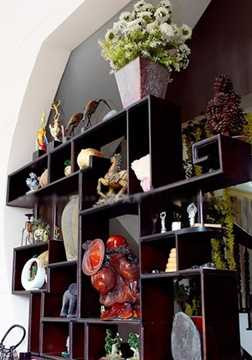 Kệ trưng bày đồ cổ và các tác phẩm nghệ thuật mà Minh Béo sưu tầm được. Kệ trưng bày đồ cổ và các tác phẩm nghệ thuật mà Minh Béo sưu tầm được.