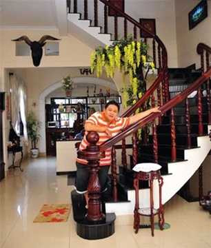 Nghệ sĩ hài này chọn nội thất gỗ chủ đạo giúp căn nhà nổi bật và sang trọng hơn. Nghệ sĩ hài này chọn nội thất gỗ chủ đạo giúp căn nhà nổi bật và sang trọng hơn.