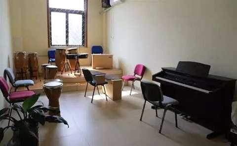 Nhà tù được trang bị đầy đủ các nhạc cụ âm nhạc từ trống cho đến piano