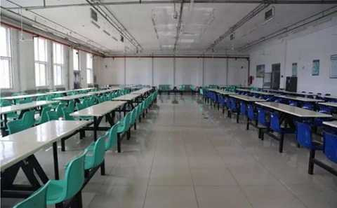 Căng tin sạch sẽ và khá khang trang