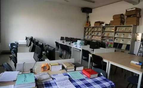 Thư viện còn có cả hệ thống máy tính hiện đại