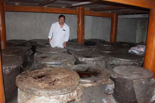 Ông lang Lục Xuân Út trong hầm rượu “tan cửa nát nhà”