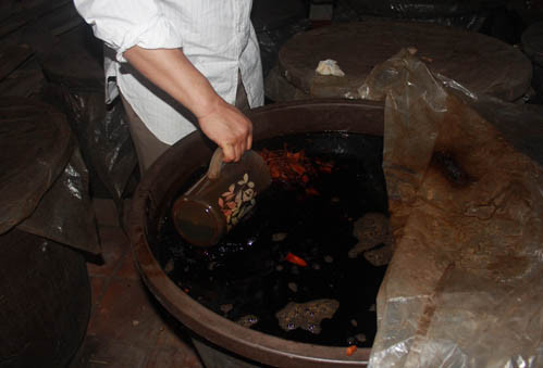 Mỗi thùng rượu chứa tới 300 lít