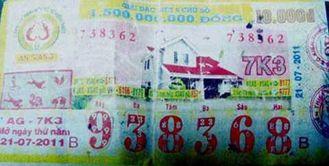 Tờ vé số bị cho là có sự cắt dán nên chủ đại lý không đồng ý trả thưởng. Ảnh: Đ.X. Tờ vé số bị cho là có sự cắt dán nên chủ đại lý không đồng ý trả thưởng. Ảnh: Đ.X.