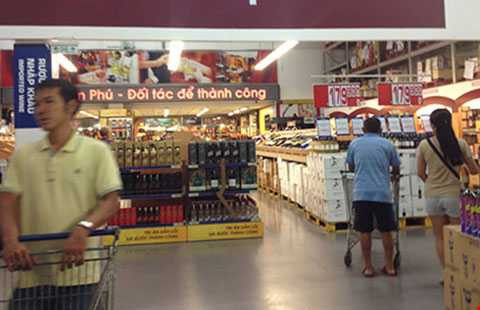 Một số mặt hàng trong danh mục không được phép bán nhưng vẫn được bán tại một siêu thị nước ngoài ở TP.HCM. Ảnh: TU Một số mặt hàng trong danh mục không được phép bán nhưng vẫn được bán tại một siêu thị nước ngoài ở TP.HCM. Ảnh: TU