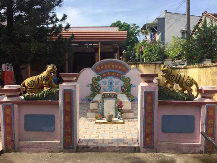 Lăng Ông anh có hai mãnh hổ chầu hai bên. Ảnh : Ngọc Quốc