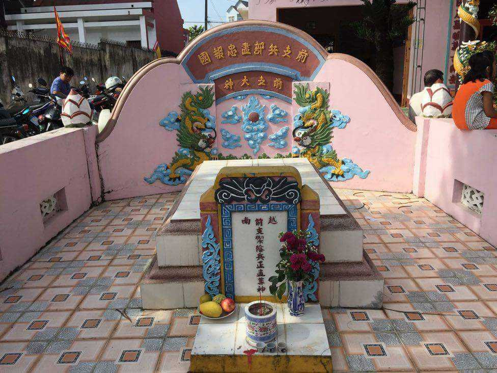 Lăng Ông em nằm phía trái của của mặt tiền của đình Tân Phong. Ảnh : Ngọc Quốc