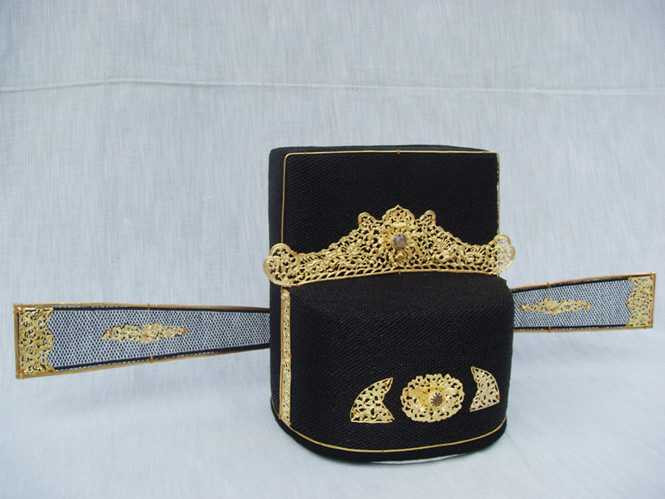 Chiếc mão có đính vàng được tìm thấy khi quai quật lăng Ông anh năm 1962. Ảnh tư liệu của Bảo tàng lịch sử TP.HCM