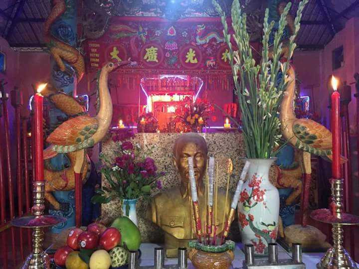 Bàn thờ linh vị hai ông Thống chế và Tiền chi bên trong chánh điện của đình. Ảnh : Ngọc Quốc