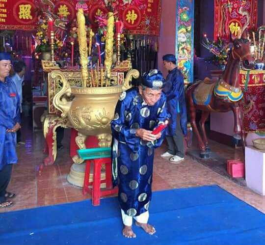 Hàng năm vào ngày rằm tháng 11 (Âm lịch), nhân dân tổ chức lễ cúng giỗ cho hai ông Thống chế và Tiền Chi với những nghi thức cổ truyền trang trọng. Ảnh: Ngọc Quốc