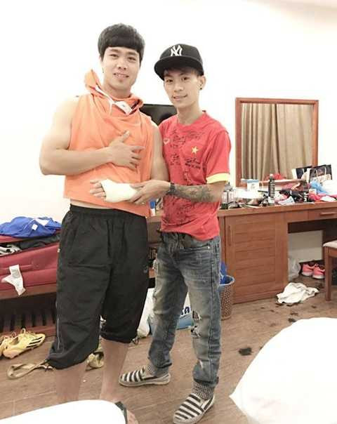 Jim chụp ảnh kỷ niệm cùng Công Phượng