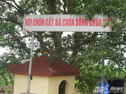 Phía ngoài ngôi miếu, có tấm bảng lớn ghi “Nơi chôn cất Bà Chúa Sông Chúa Ngòi”. Phía ngoài ngôi miếu, có tấm bảng lớn ghi “Nơi chôn cất Bà Chúa Sông Chúa Ngòi”.