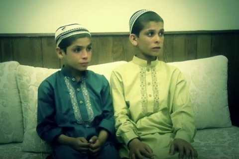 Shoaib và Abdul cũng bình thường như các cậu bé khác, nhưng chỉ vào ban ngày.