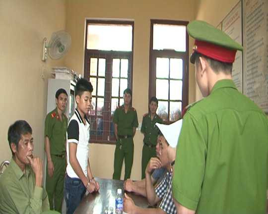 Quang bị bắt giữ để lấy lời khai Quang bị bắt giữ để lấy lời khai