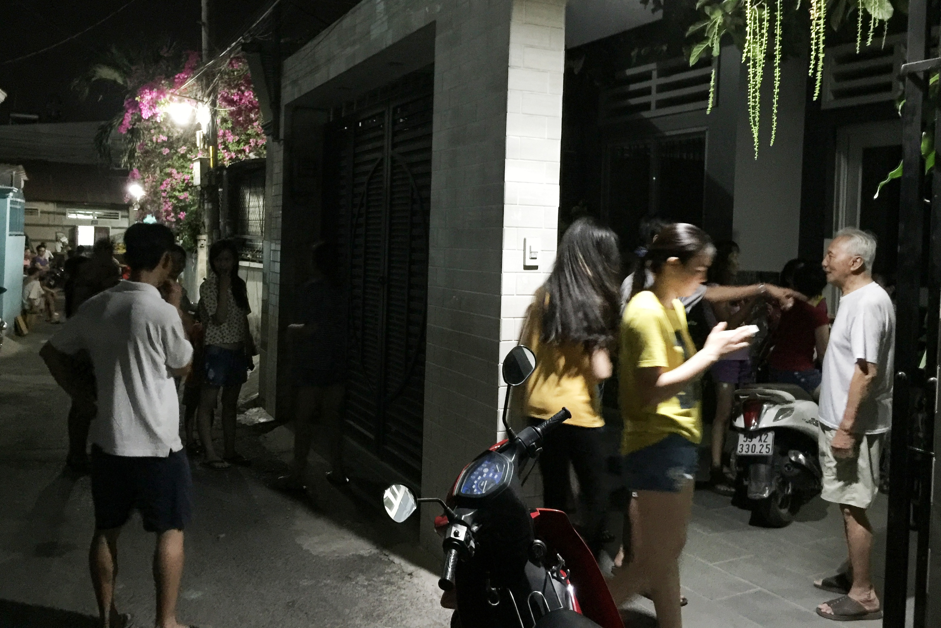 Ngôi nhà bị đối tượng đóng cửa, dùng dao khống chế cụ bà