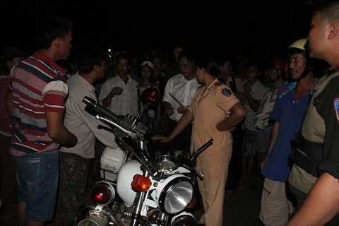 Người dân bức xúc chặn đầu xe của CSGT tại hiện trường