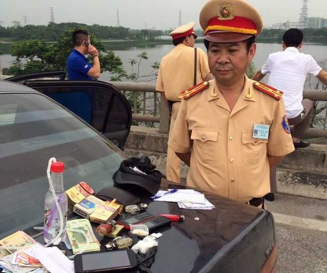 Ma túy và dụng cụ đập đá trên ôtô. Ảnh: H.L.